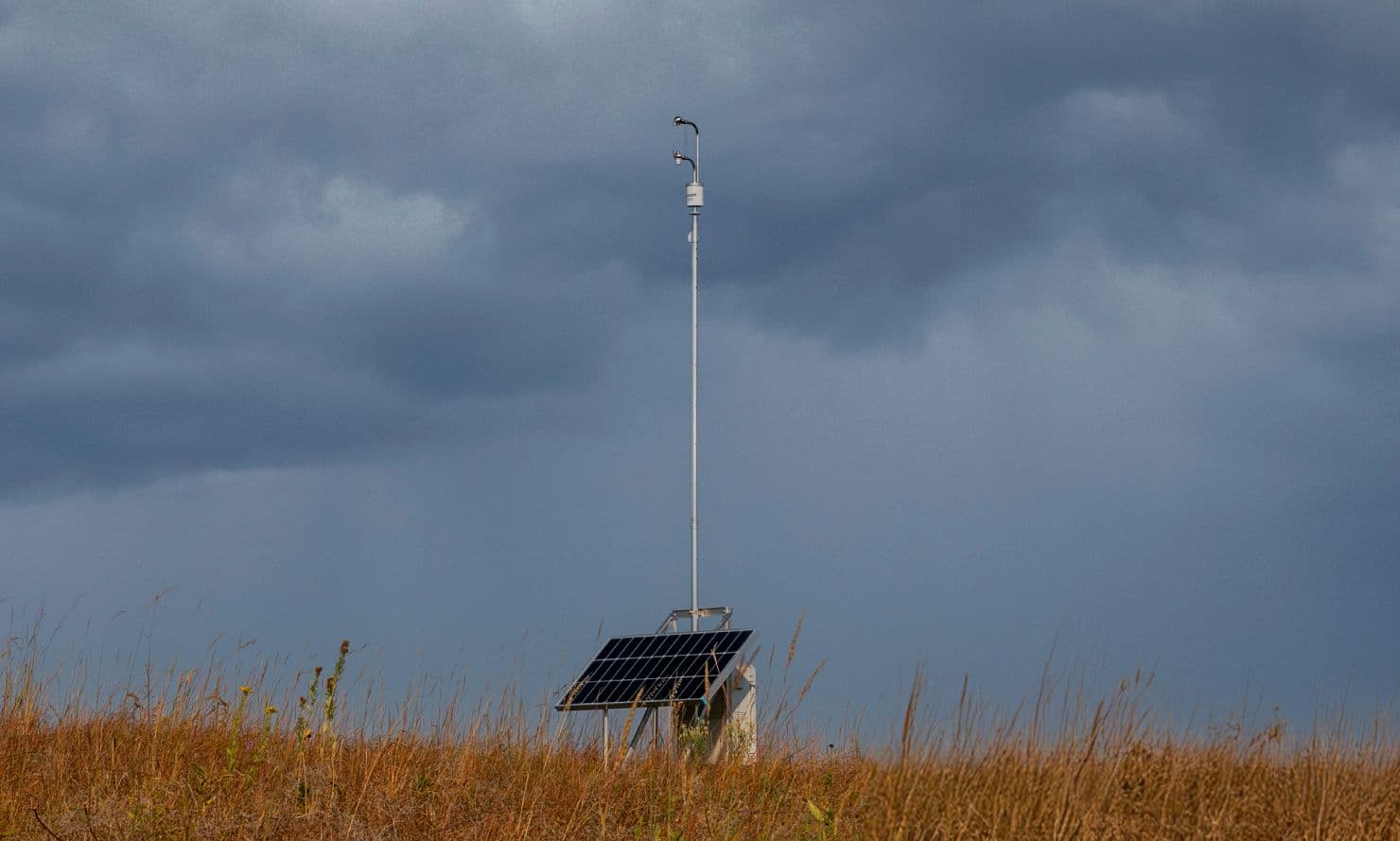 Application photo of the Carbon Node in a field
