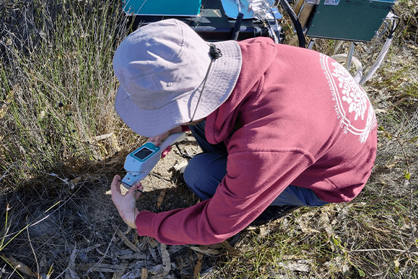 Clement Gille using the LI-600 Porometer/Fluorometer
