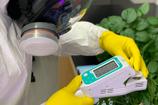 Rafael Loureiro using the LI-COR LI-600 Porometer/Fluorometer