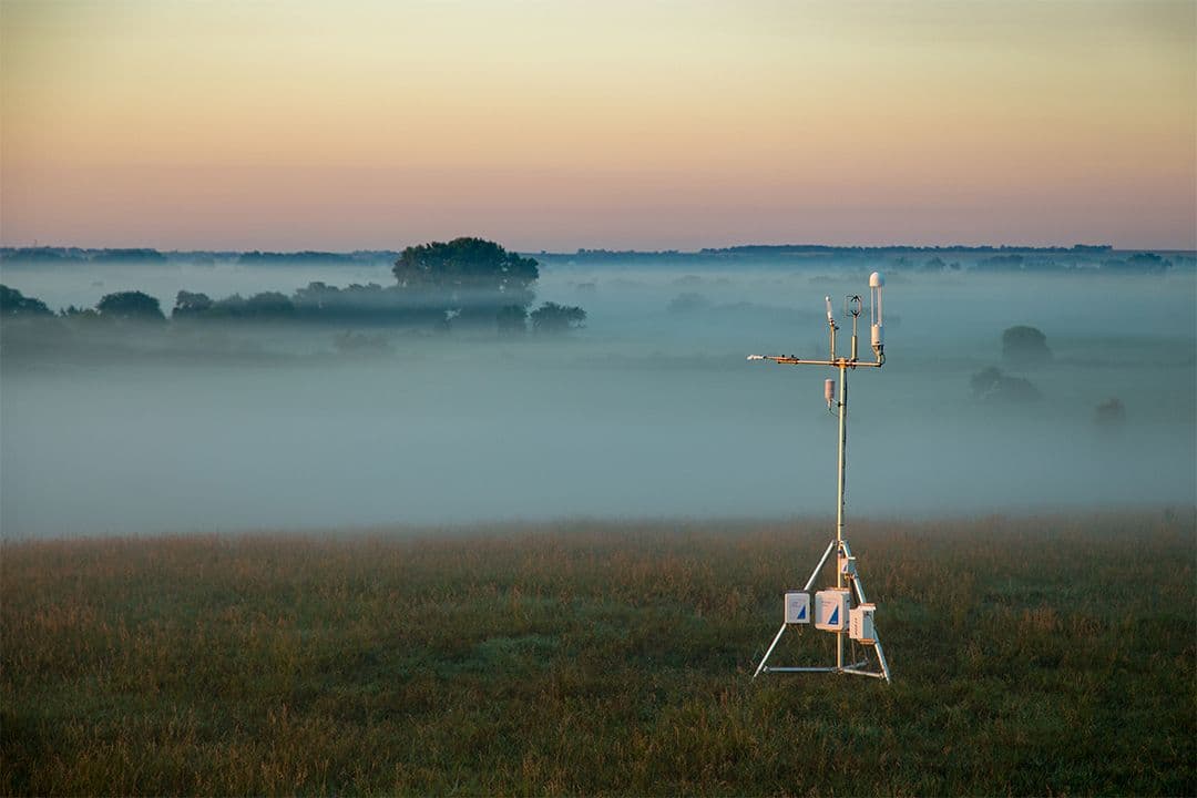An eddy covariance system featuring a sonic anemometer and the LI-7700 in the field.