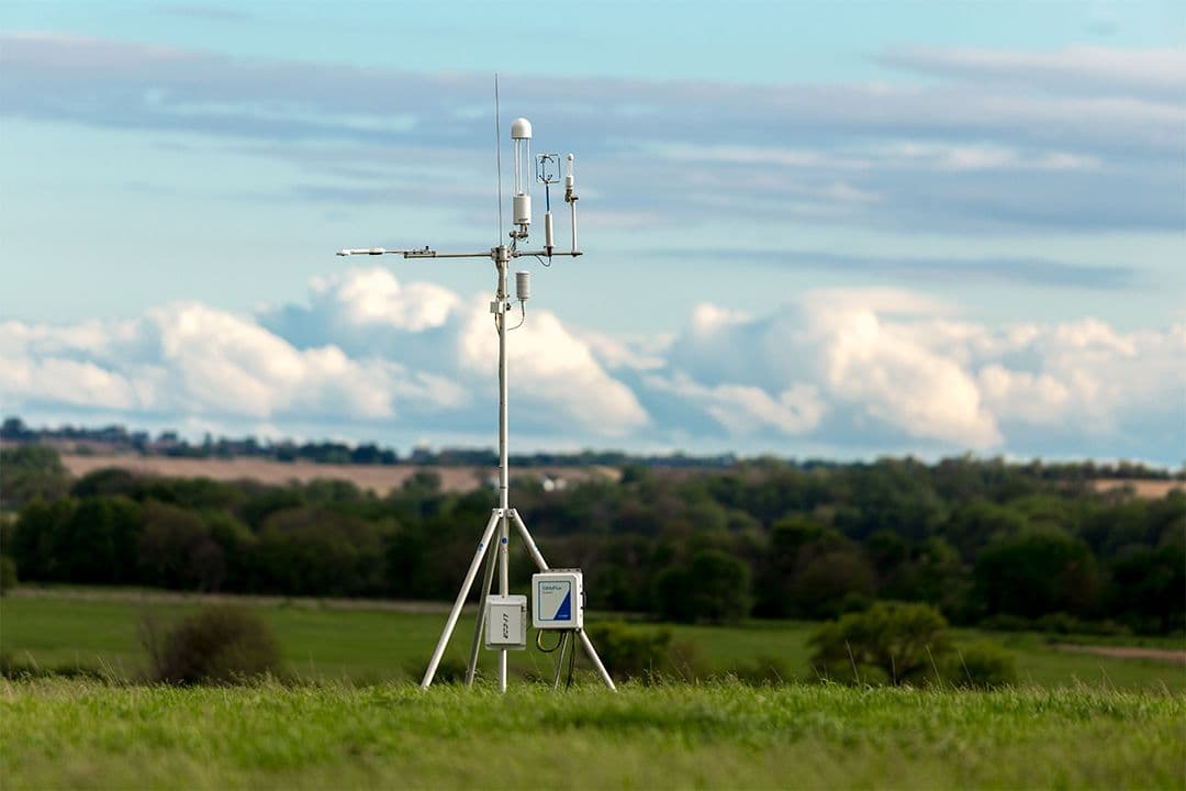 An eddy covariance system featuring a sonic anemometer and the LI-7700 in the field.