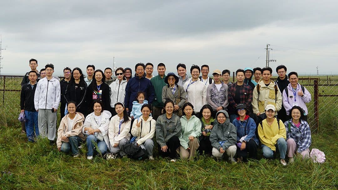 Participants in the field visit to the Hulunbuir Stipa Krylovii Comprehensive Observation Plot.